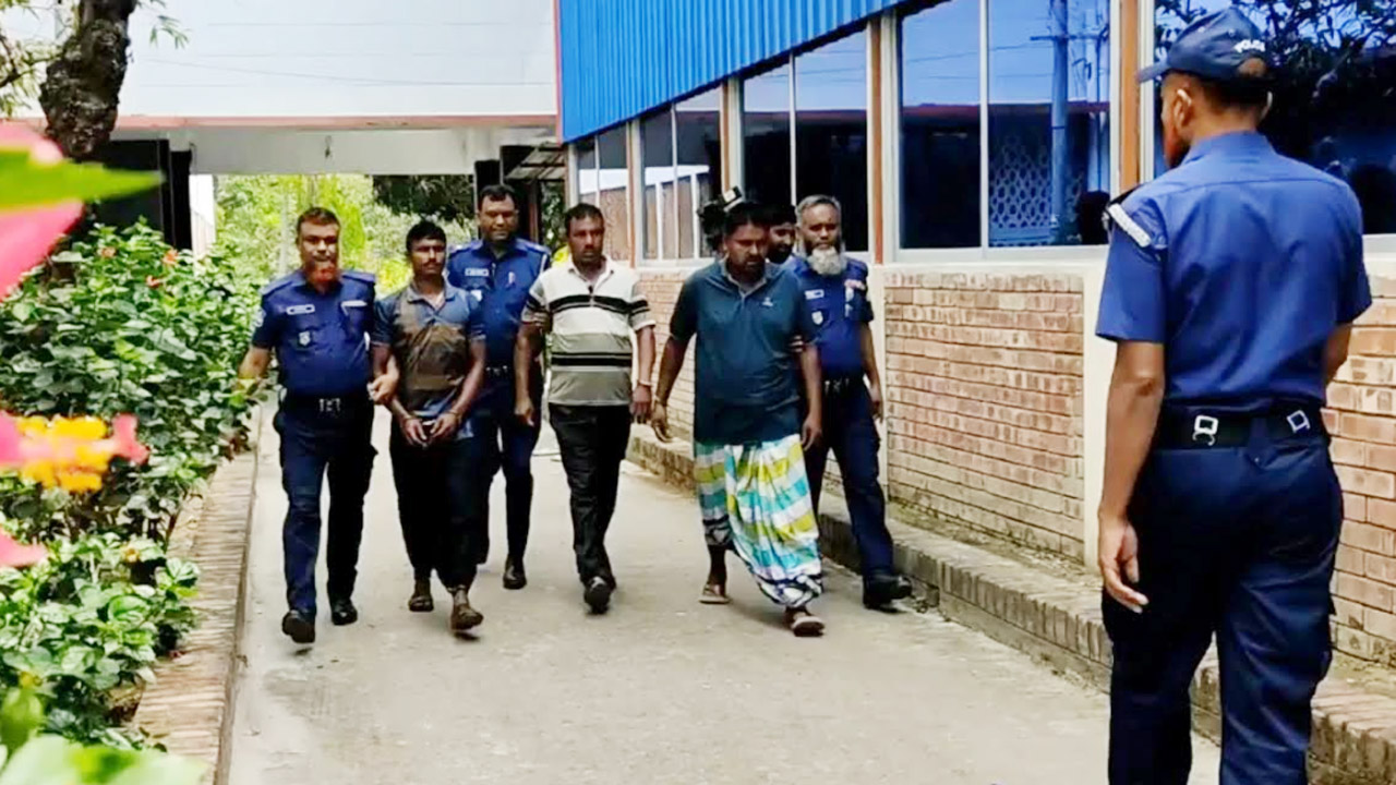 তিন আসামির উপস্থিতিতে রায় ঘোষণা করে আদালত