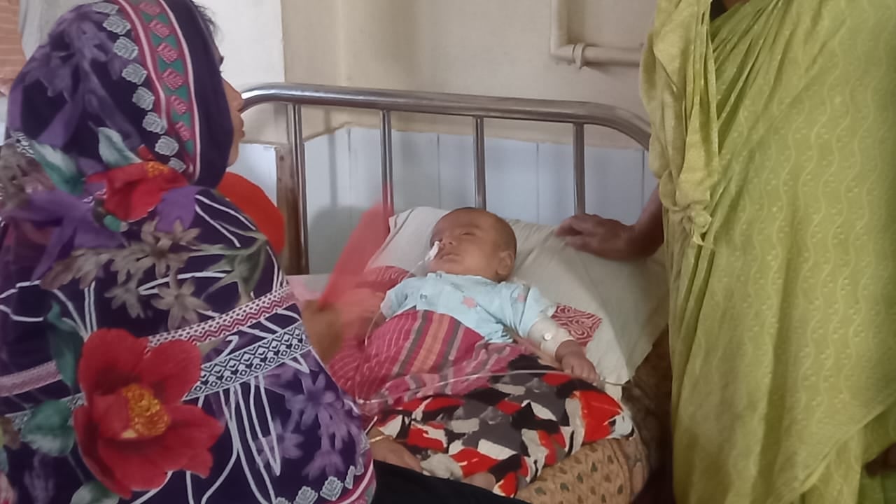 হাসপাতালে চিকিৎসাধীন এক শিশু