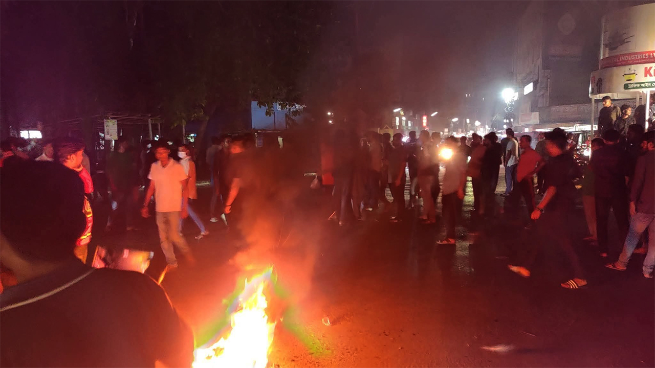 আগুন জ্বালিয়ে সড়ক অবরোধ