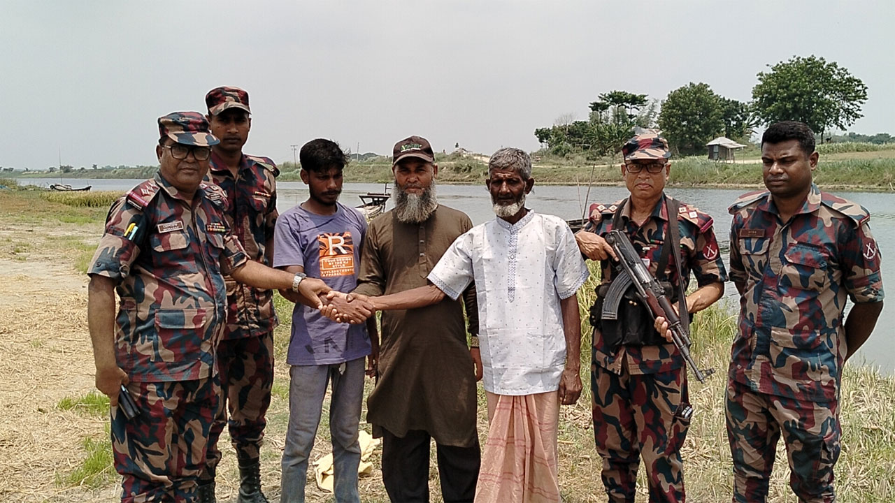 নিখোঁজ যুবককে পরিবারের কাছে হস্তান্তর করছে বিজিবি