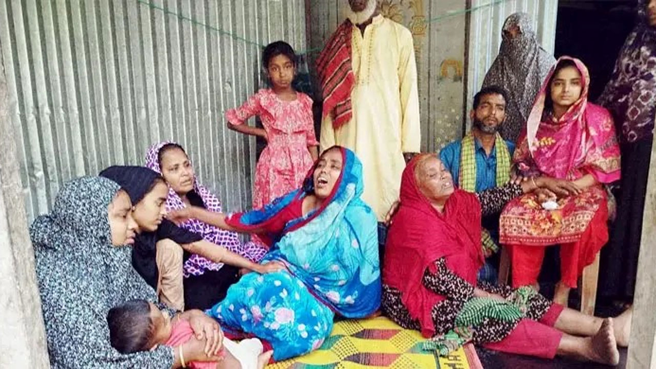 নিহত আয়েশা বিনতে গিয়াসের পরিবারে স্বজনদের আহাজারি