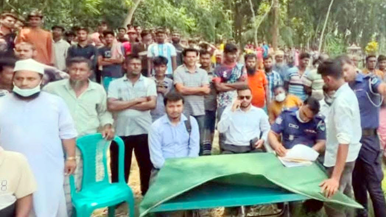 লাশ উত্তোলনের মুহূর্তে উপস্থিত প্রশাসন ও এলাকাবাসী