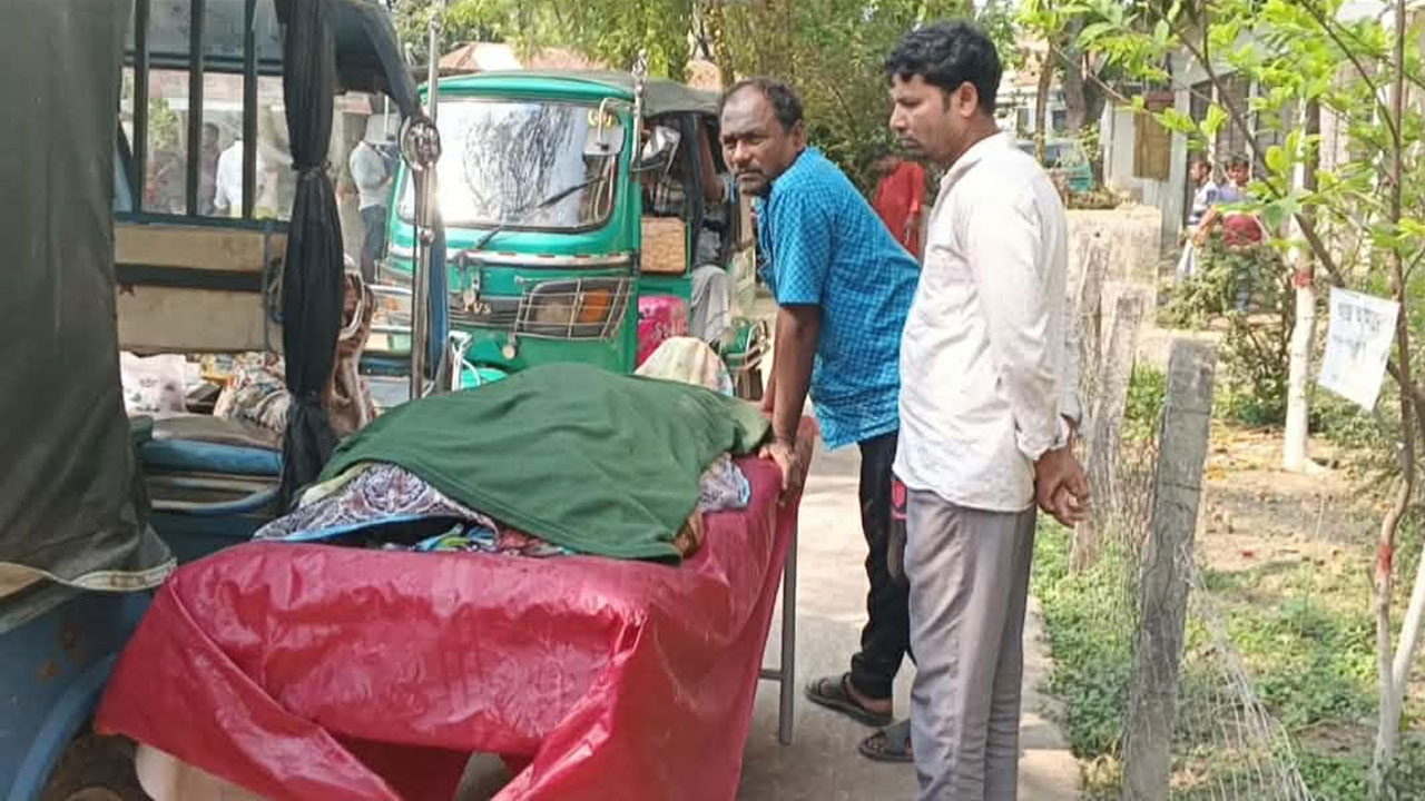 নিহতের লাশ উদ্ধার করে পুলিশ হেফাজতে নেয়া হচ্ছে