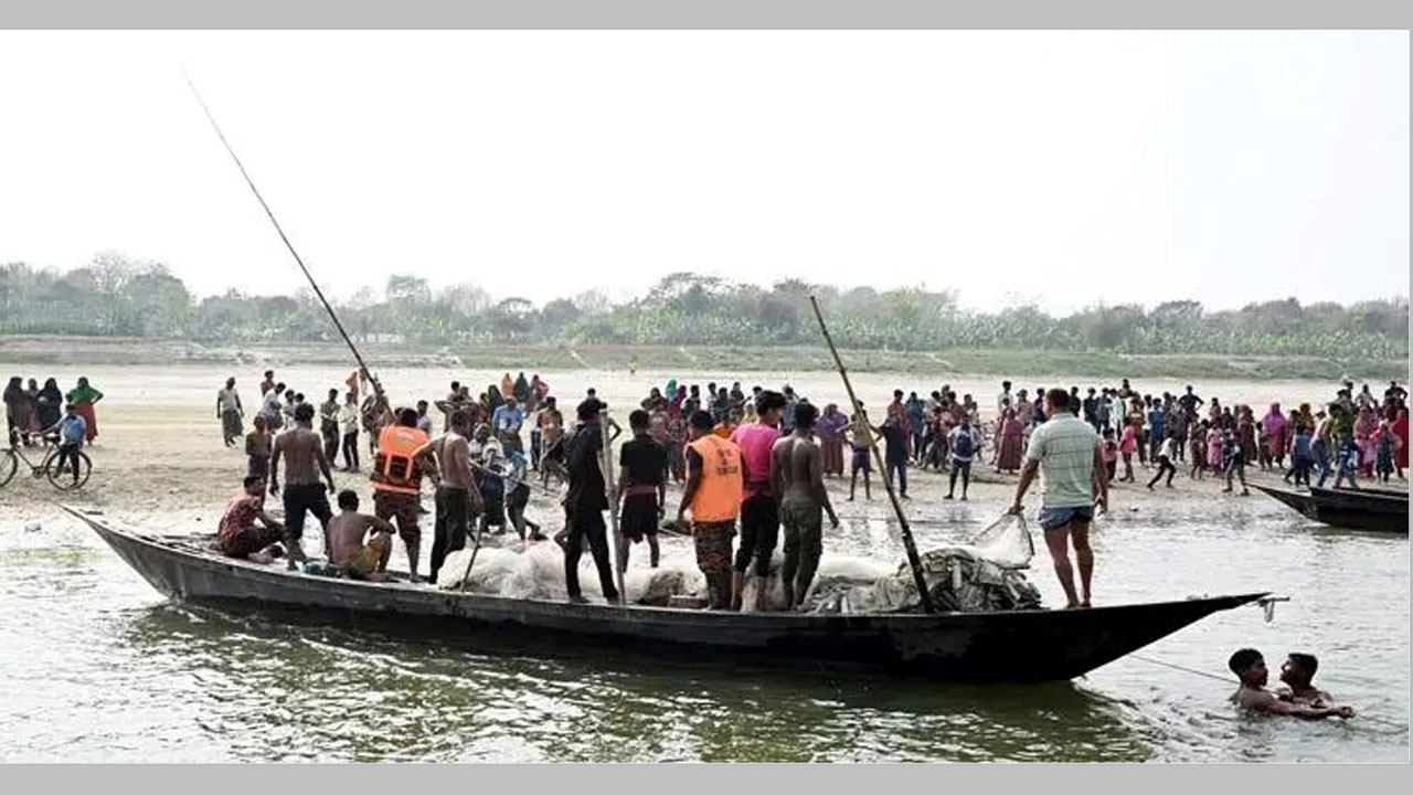 গড়াই নদীতে নিখোঁজ দুই শিশুকে উদ্ধারের চেষ্টা চালাচ্ছেন স্থানীয়রা