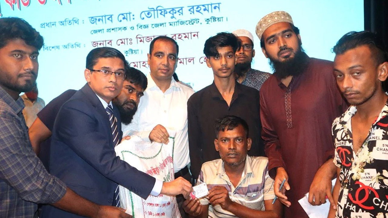 কুষ্টিয়ায় গণঅভ্যুত্থানে আহতদের মাঝে হেলথ কার্ড ও ঈদ সামগ্রী বিতরণ
