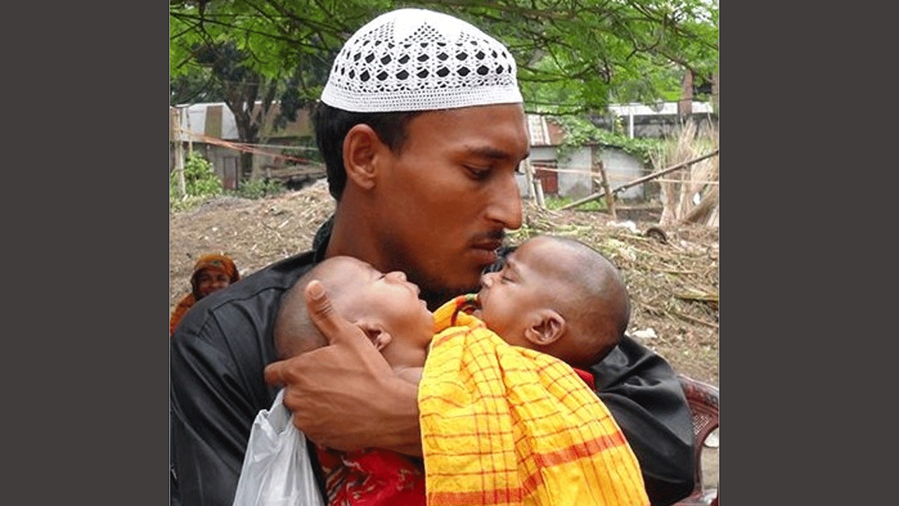 বাবার কোলে জোড়া শিশু জয়নব ও কুলসুম