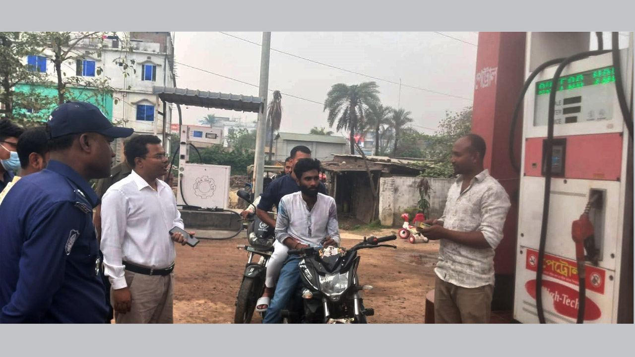 লালপুরে জ্বালানি তেল ও গ্যাসের বাজার তদারকি