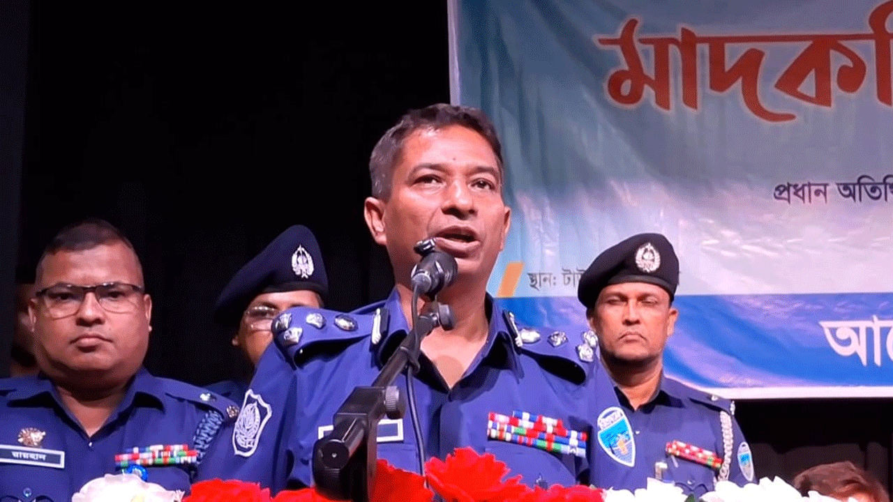 বক্তব্য রাখছেন  চট্টগ্রাম রেঞ্জের ডিআইজি আবদুল কুদ্দুছ চৌধুরী