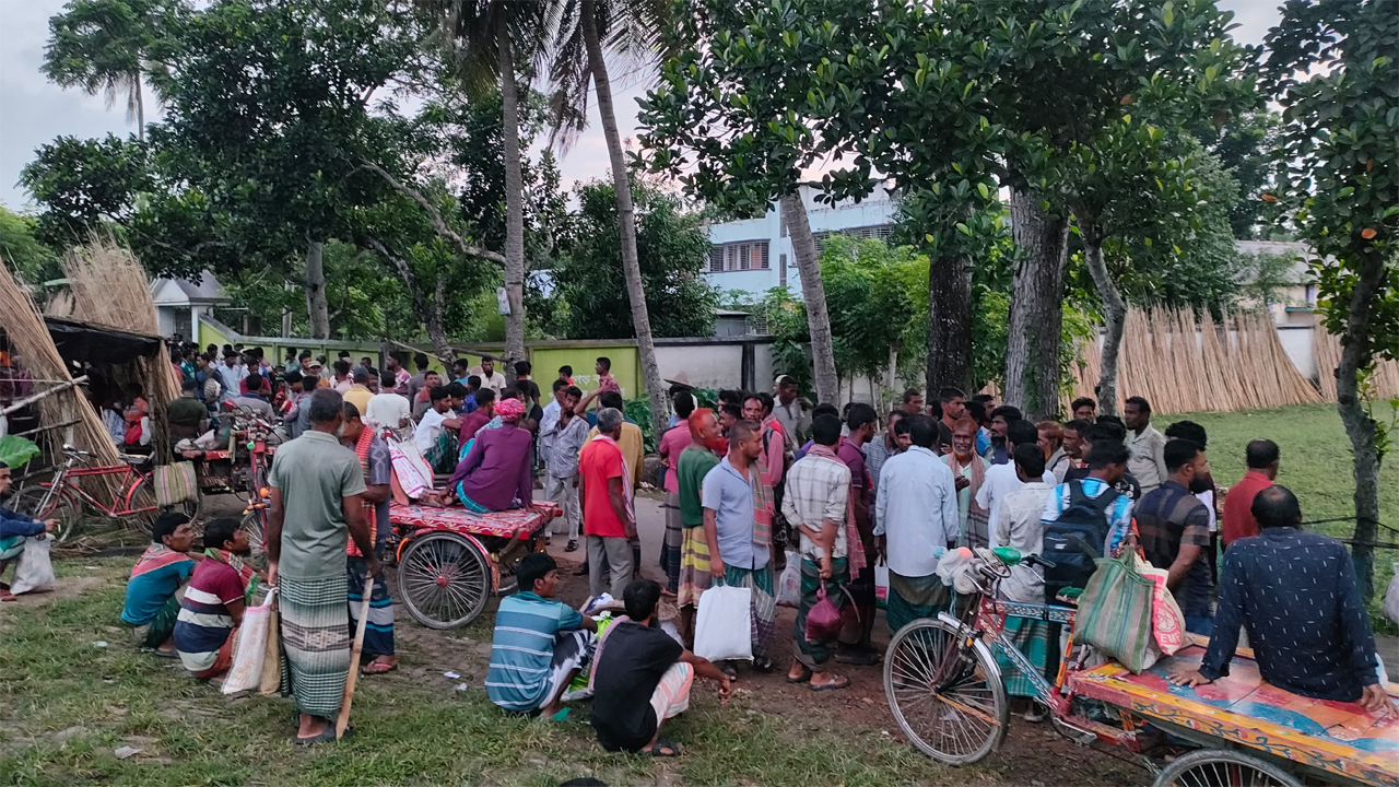 প্রতিদিন বসা এই শ্রমজীবী মানুষের সমাবেশ স্থানীয়ভাবে পরিচিত ‘শ্রমিক হাট’ নামে