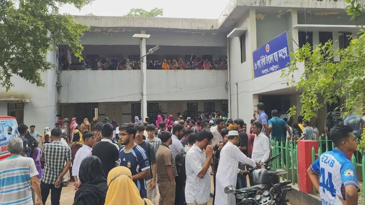 হাসপাতালে উৎসুক জনতার ভিড়