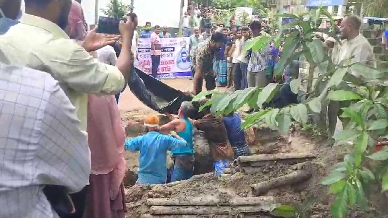 লক্ষ্মীপুরে দাফনের ১৪ মাস পর কৃষকদল নেতার লাশ উত্তোলন