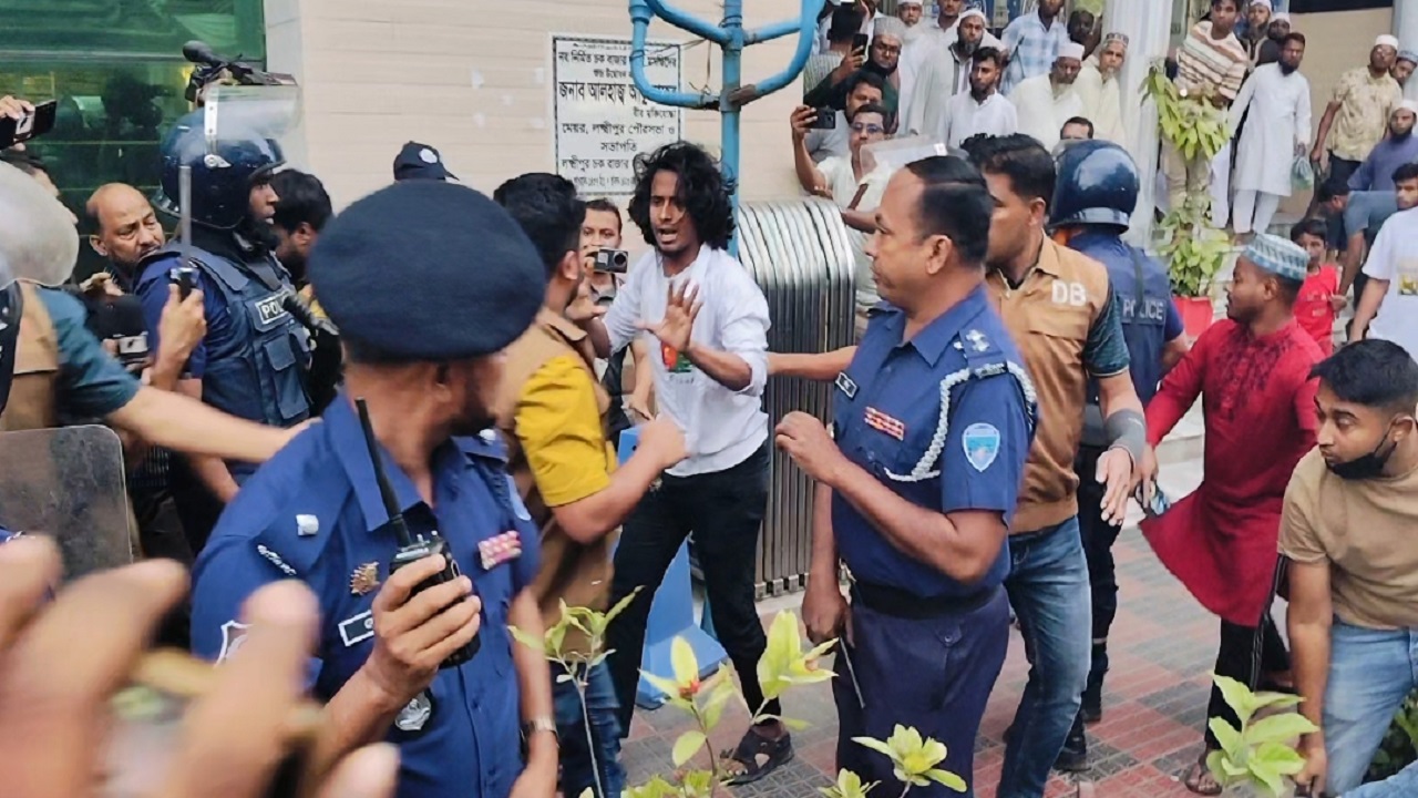 লক্ষ্মীপুরে বৈষম্যবিরোধী ছাত্রদের বিক্ষোভ ঘিরে পুলিশের সাথে হাতাহাতি