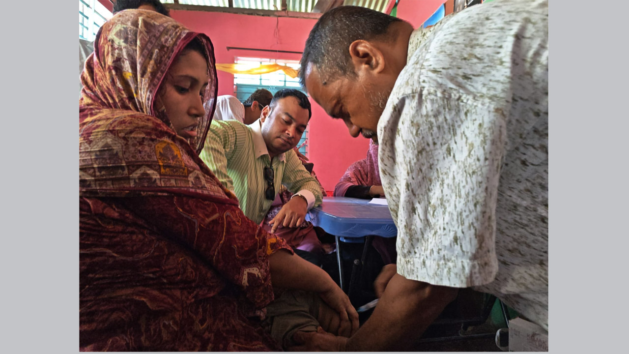 লালমোহনে হাম-রুবেলা টিকাদান ক্যাম্পেইন উদ্বোধন করেন ডা: আবু মাহমুদ তালহা সাদী