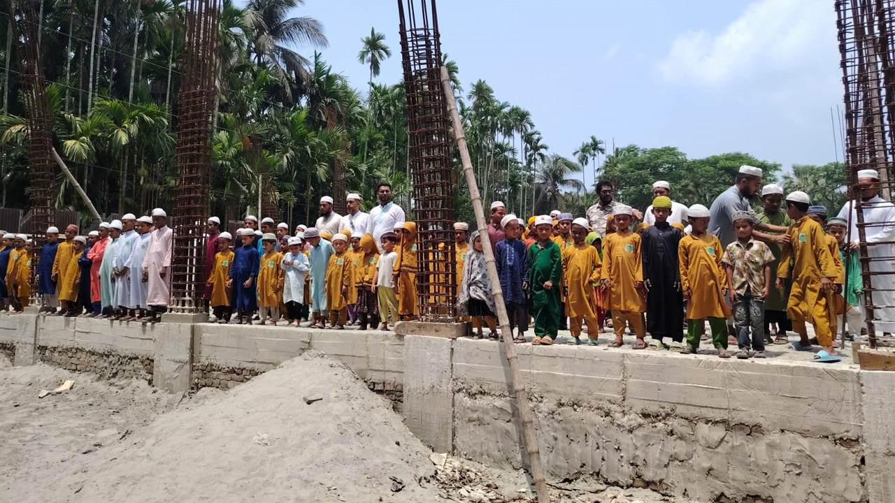 লালমোহনে হাফিজিয়া মাদরাসার নির্মাণাধীন ভবনের কাজ বন্ধ, বিপাকে দুই শতাধিক শিক্ষার্থী