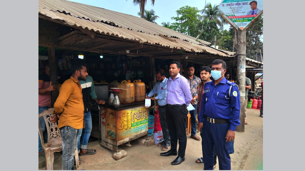 লালমোহনে জ্বালানি তেলের দোকানে ভ্রাম্যমাণ আদালতের অভিযান