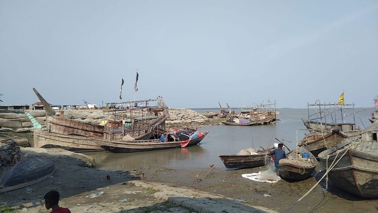 মেঘনা নদীর পাড়ের জেলেদের ট্রলার ও নৌকা