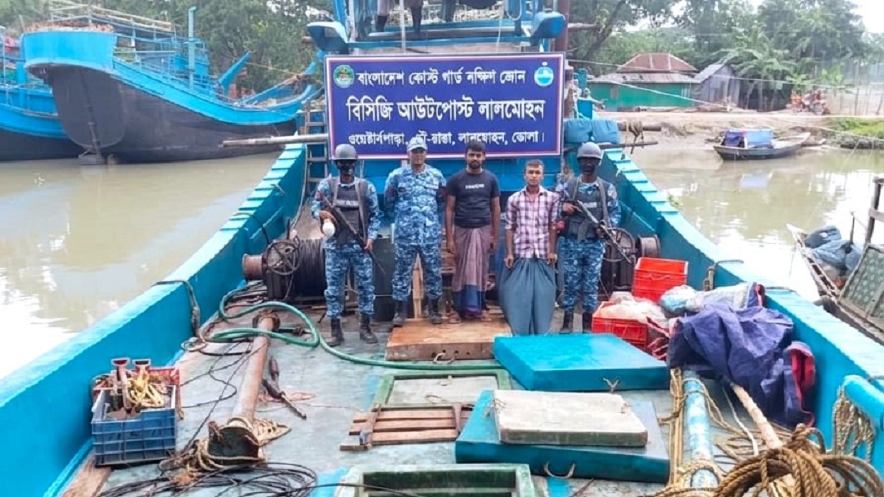 লালমোহনে অবৈধ আর্টিসানাল ট্রলিং বোট ও ট্রলিং জাল সহ আটক ২