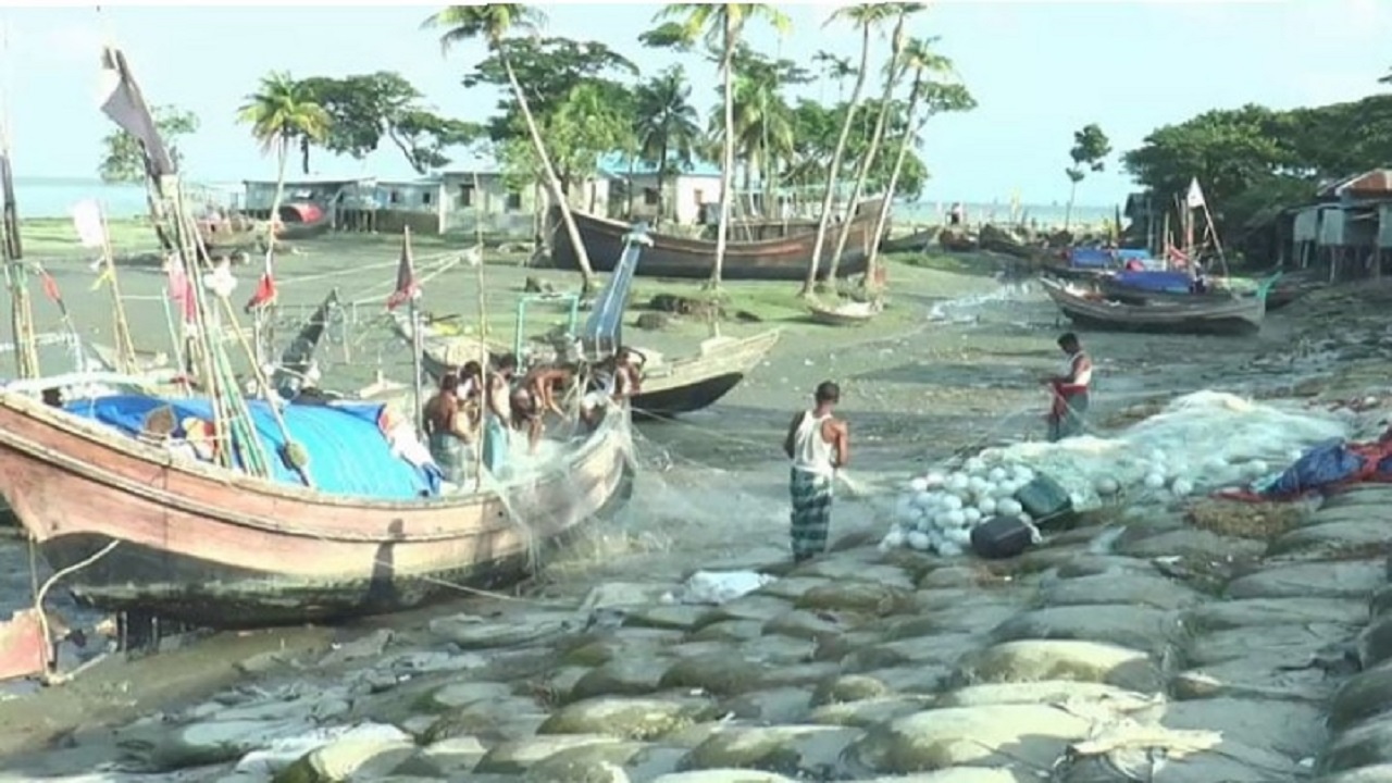 লালমোহনের মেঘনা নদীর তীরবর্তী ঘাটে এভাবেই অলস সময় কাটাচ্ছেন জেলেরা।