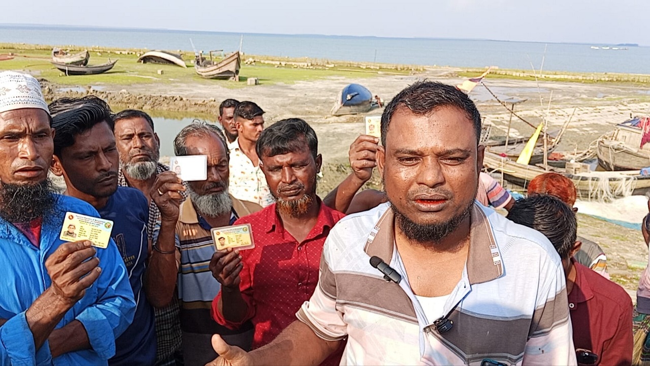 অবরোধের ৪০ দিন, চাল না পাওয়ায় লালমোহনে জেলেদের বিক্ষোভ