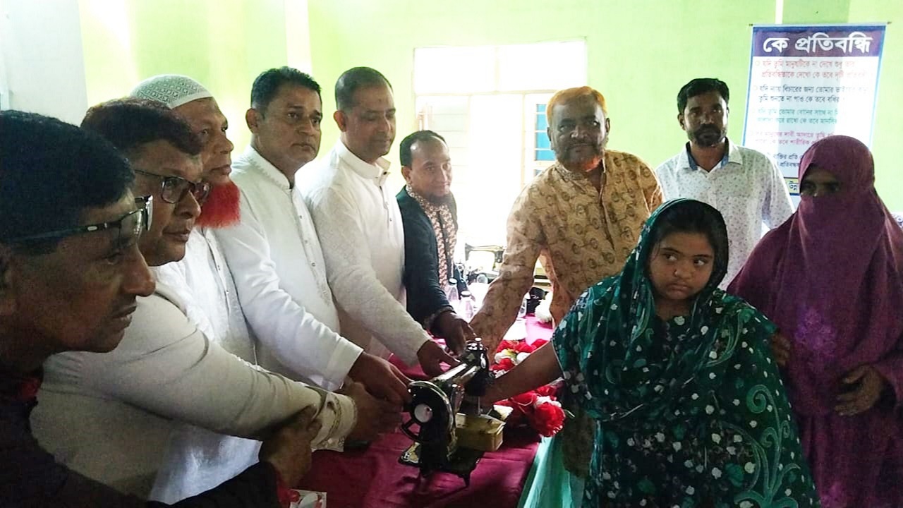 লালমোহনে প্রতিবন্ধীদের মাঝে হুইল চেয়ার, সেলাই মেশিন বিতরণ