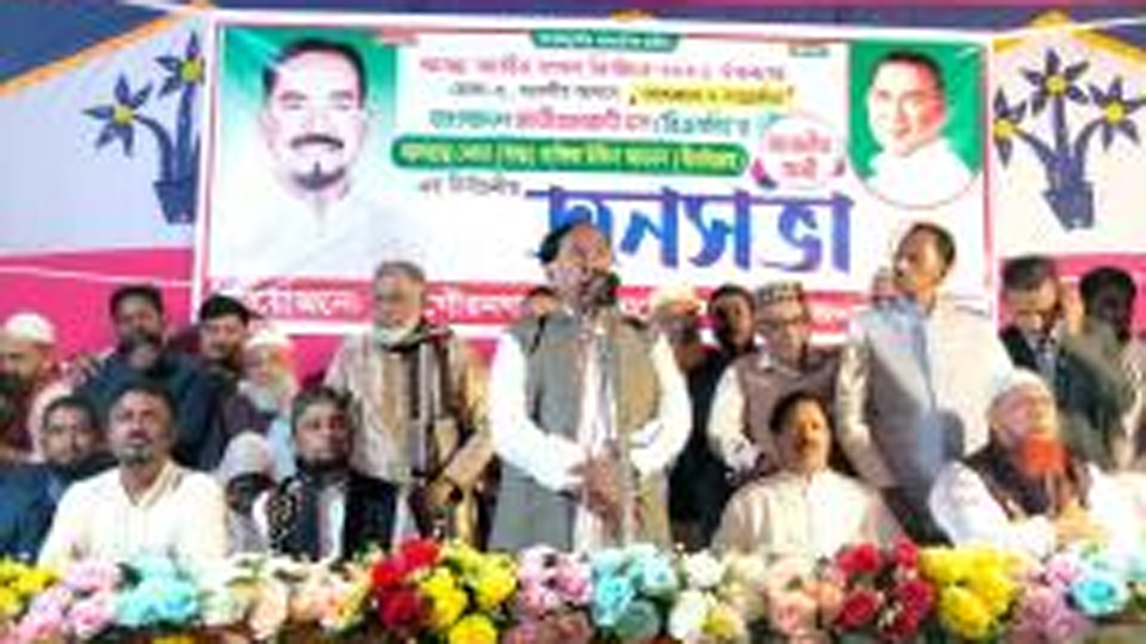 বক্তব্য রাখছেন মেজর হাফিজ