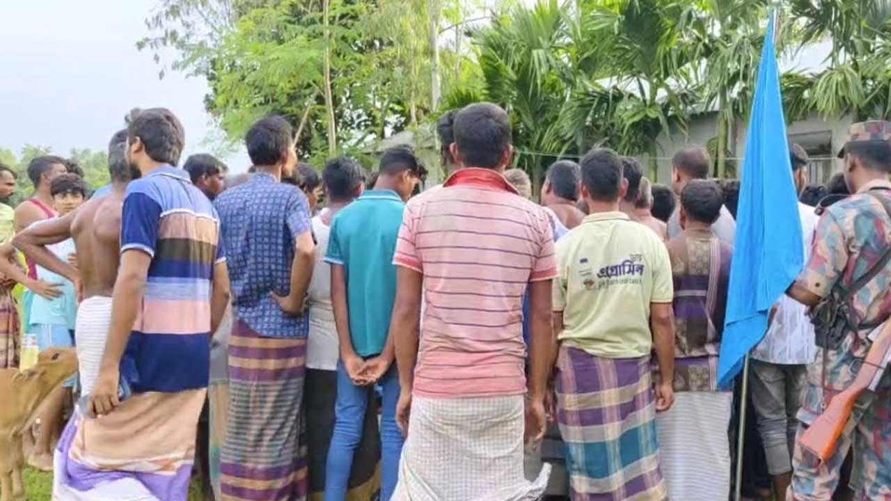 হাতীবান্ধা উপজেলার বনচৌকি সীমান্তে গ্রামবাসী ও বিজিবি সদস্যরা