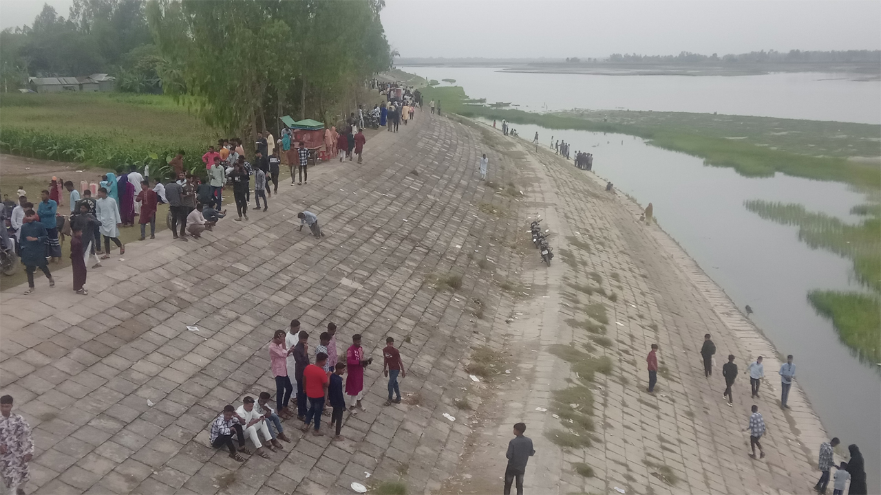লালমনিরহাটে তিস্তার তীরে ভ্রমণপিপাসুদের ভিড়