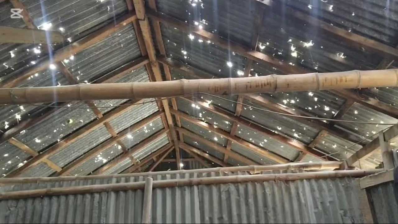 লালমনিরহাটে শিলাবৃষ্টিতে ফুটো হওয়া টিনের চাল