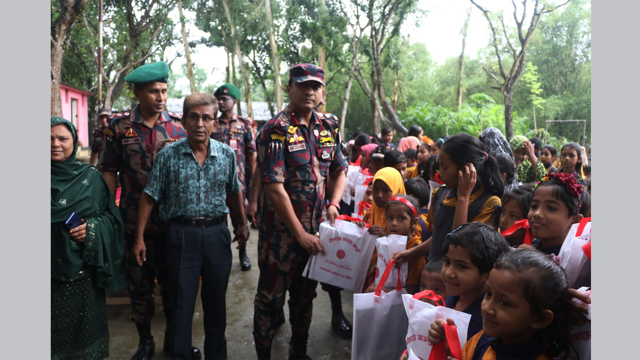 লালমনিরহাটে সীমান্তে সুবিধাবঞ্চিত শিক্ষার্থীদের মাঝে বিজিবির শিক্ষা উপকরণ বিতরণ