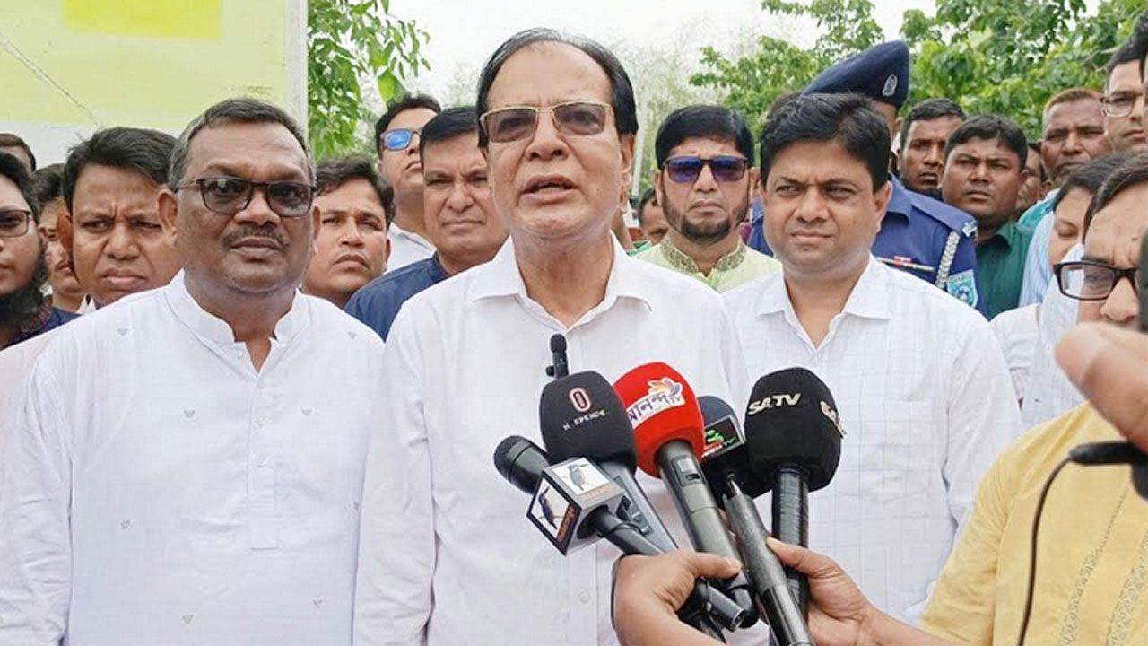 সাংবাদিকদের সাথে কথা বলছেন দুর্যোগ ব্যবস্থাপনা ও ত্রাণ মন্ত্রণালয়ের মন্ত্রী আসাদুল হাবিব দুলু