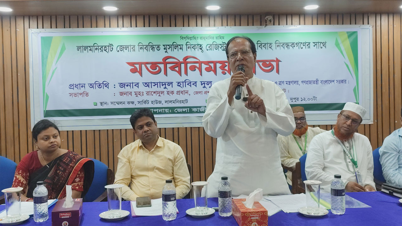 বক্তব্য রাখছেন ত্রাণমন্ত্রী অধ্যক্ষ আসাদুল হাবিব দুলু