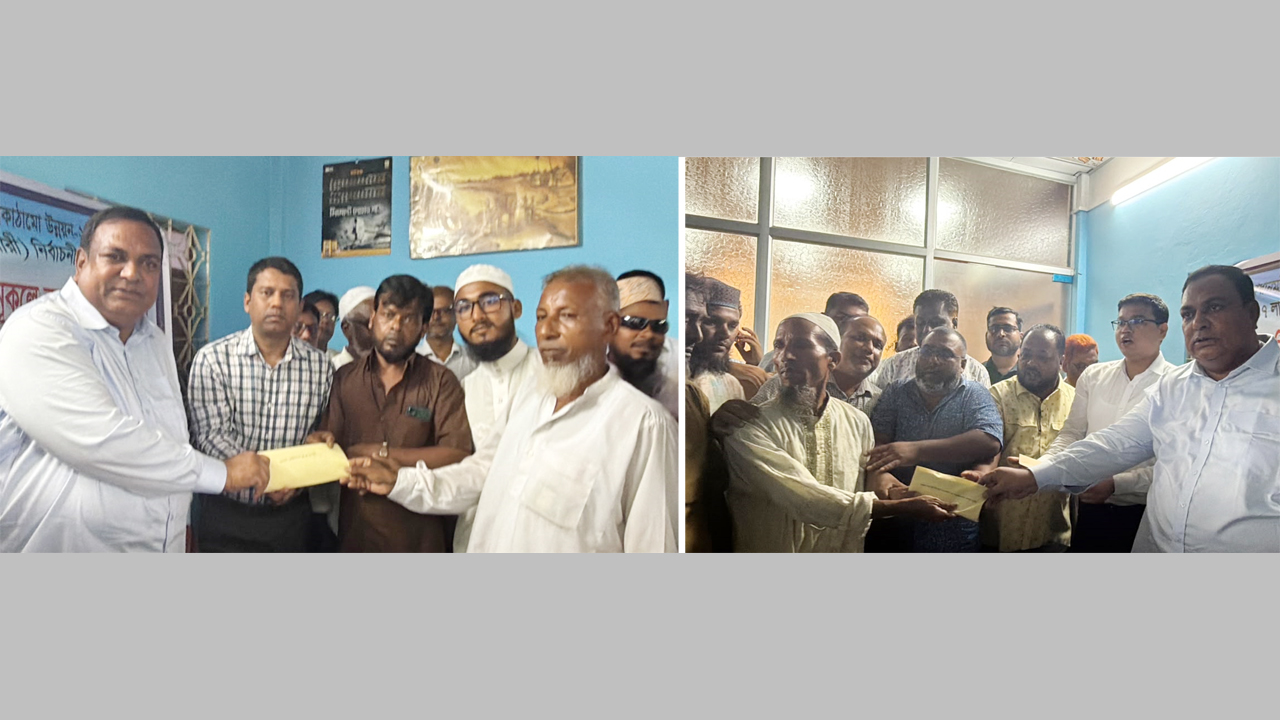 মসজিদের প্রতিনিধিদের হাতে বিশেষ অনুমান প্রদান করছেন সংসদ সদস্য মো: রোকন উদ্দিন বাবুল