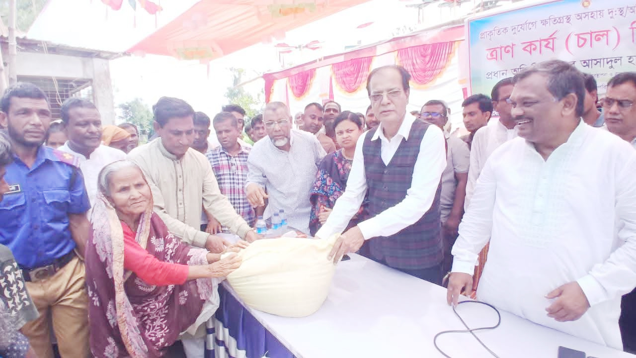 বন্যায় ক্ষতিগ্রস্তদের মাঝে ত্রাণ সহায়তা দিচ্ছেন ত্রাণমন্ত্রী