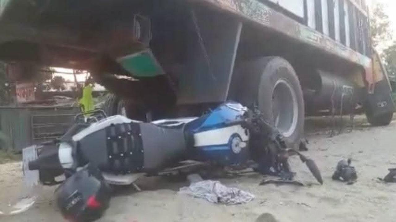 ট্রাকের ধাক্কায় দুমড়ে-মুচড়ে গেছে মোটরসাইকেল