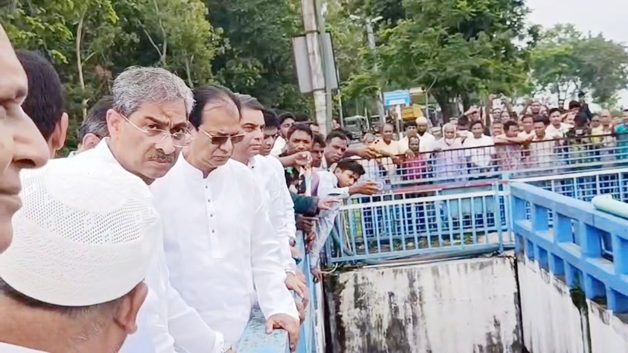 তিস্তা ব্যারাজ পরিদর্শনে পানিসম্পদ মন্ত্রী শহীদ উদ্দিন চৌধুরী এ্যানি