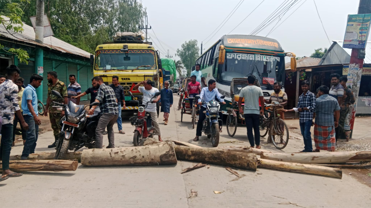 ট্রেন চালুর দাবিতে মহাসড়ক অবরোধ