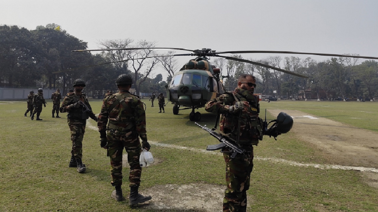 নির্বাচনকে সামনে রেখে লালমনিরহাটে সেনাবাহিনীর হেলিকপ্টার মহড়া