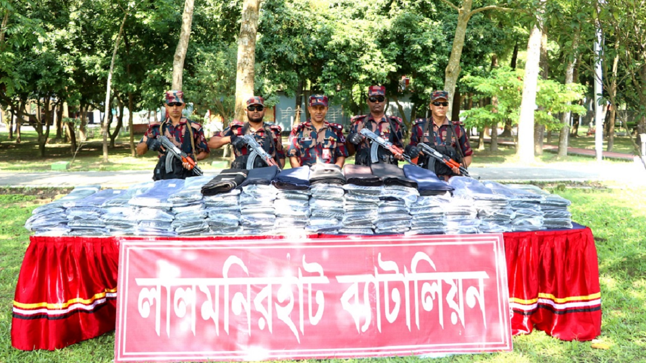 লালমনিরহাটে বিজিবির অভিযানে ৩০ লাখ টাকার ভারতীয় কাপড় জব্দ