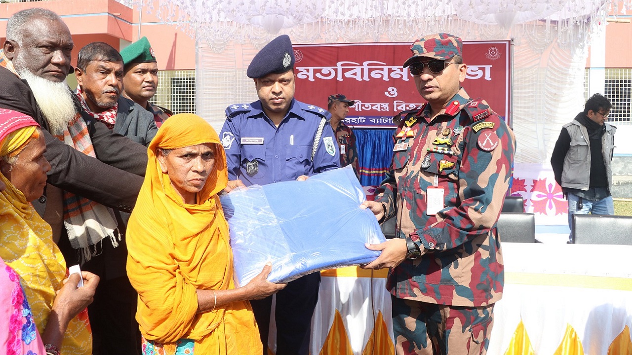লালমনিরহাট সীমান্তে শীতবস্ত্র বিতরণ করছেন বিজিবির ব্যাটালিয়ন কমান্ডার লেফটেন্যান্ট কর্নেল মেহেদী ইমাম।