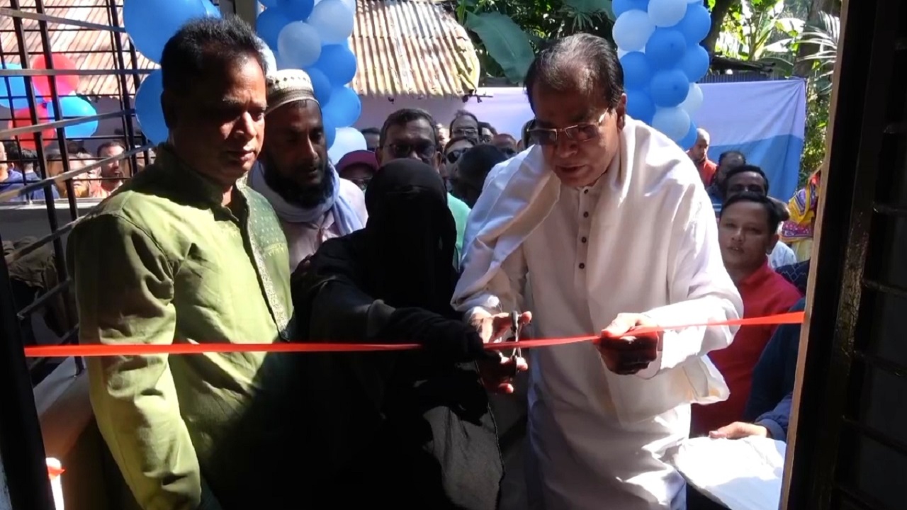 লালমনিরহাটে অসহায় জন্মান্ধ হাফেজা খাদিজার পাশে দাঁড়ালেন বিএনপি নেতা দুলু