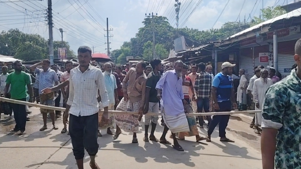লালমনিরহাটে সারের দাবিতে কৃষকদের মহাসড়ক অবরোধ