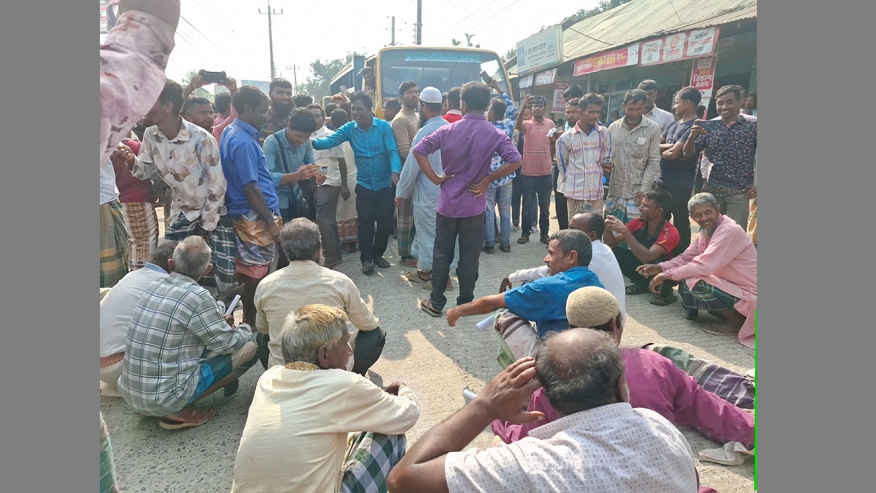 লালমনিরহাটে সারের দাবিতে মহাসড়ক অবরোধ