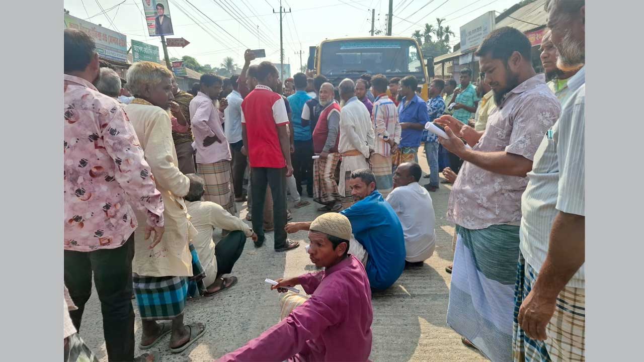 হাতীবান্ধায় সার না পেয়ে মহাসড়ক অবরোধ করেন কৃষকরা