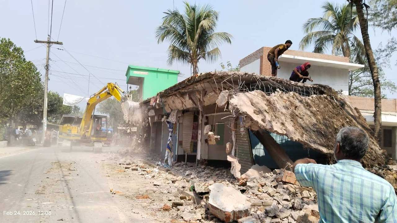 লালপুরে সরকারি জমিতে গড়ে তোলা আওয়ামী লীগ নেতার ভবন উচ্ছেদ করে প্রশাসন