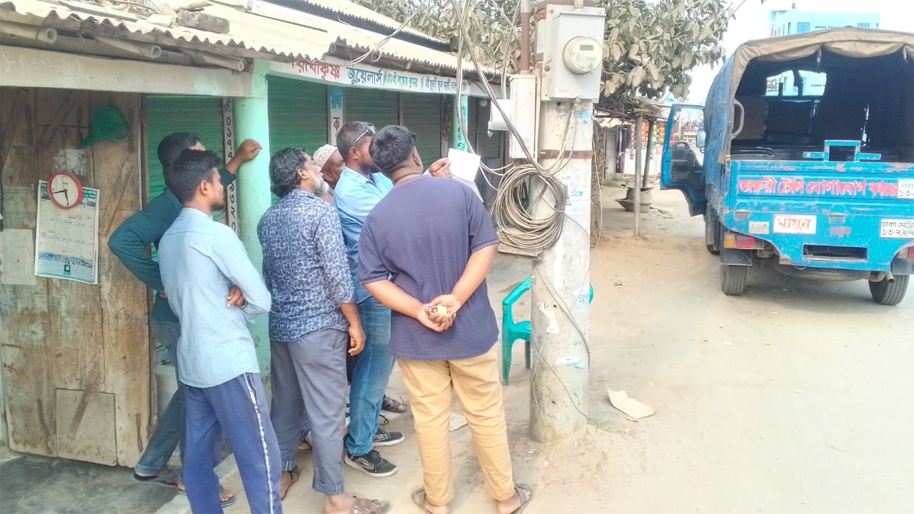ঘটনাস্থল পরিদর্শনে সংশ্লিষ্ট বিভাগের লোকজন