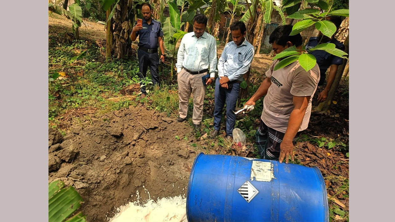 লালপুরে মেয়াদোত্তীর্ণ বালাইনাশক রাখার অভিযোগে ব্যবসায়ীকে জরিমানা