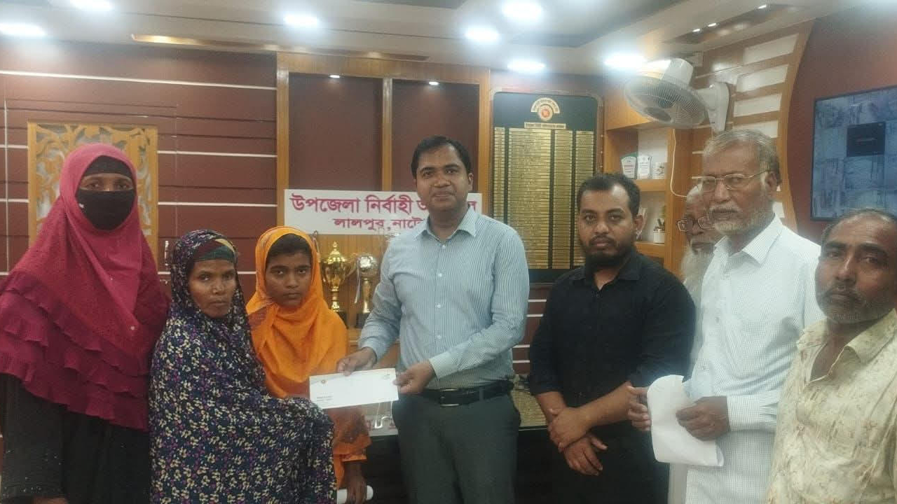 মায়ের হাতে তুলে দেয়া হচ্ছে মাহিকে