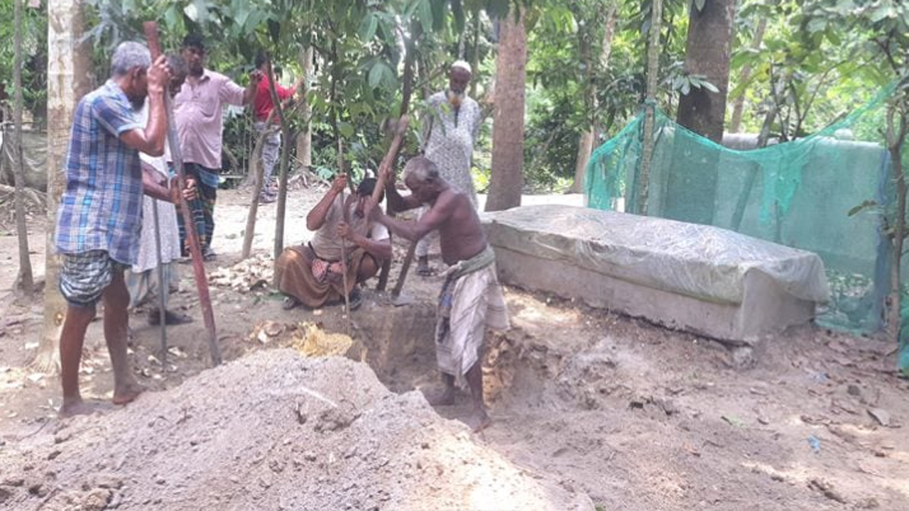 লামিয়ার জন্য কবর খোঁড়া হচ্ছে