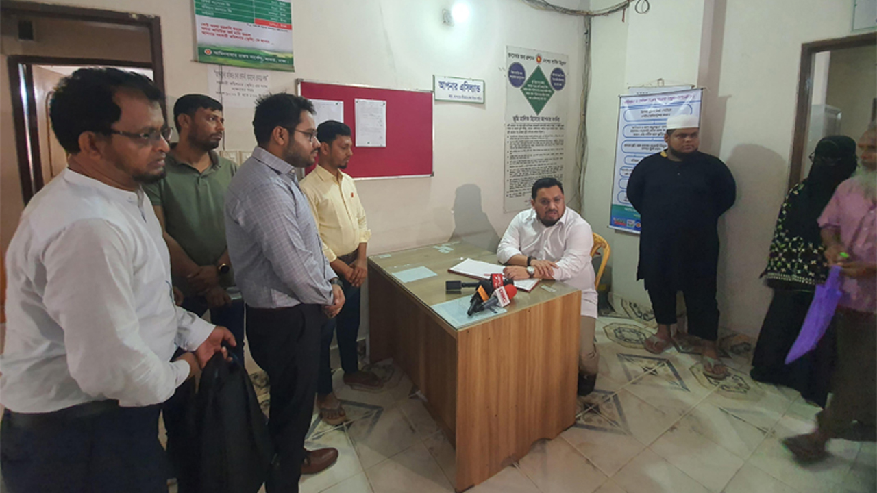 ভূমি প্রতিমন্ত্রী প্রটোকল ছাড়া আমিনবাজার ও আশুলিয়া রাজস্ব সার্কেল আকস্মিক পরিদর্শন করেছেন