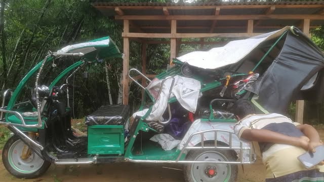 দুমড়ে-মুচড়ে যাওয়া অটোরিকশা